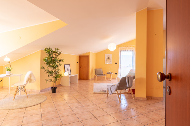 HOME STAGING - da magazzino a casa in vendita modern-vardagsrum