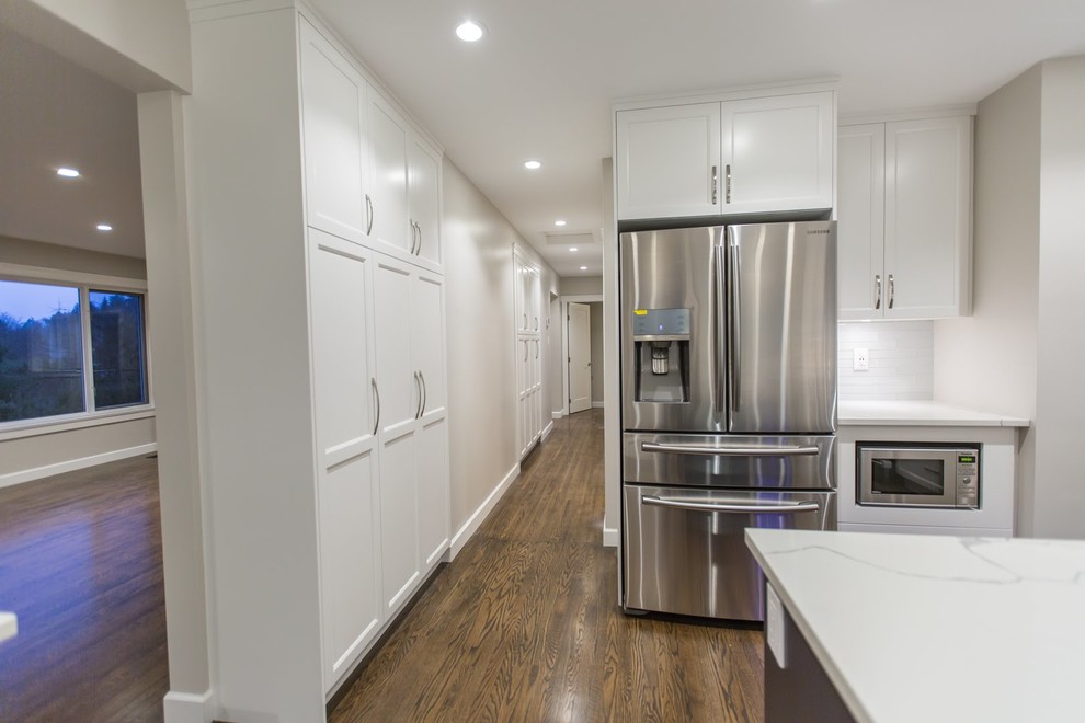 Transitional kitchen photo in Vancouver