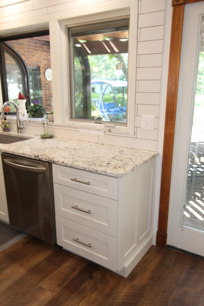 Inspiration for a mid-sized transitional kitchen remodel