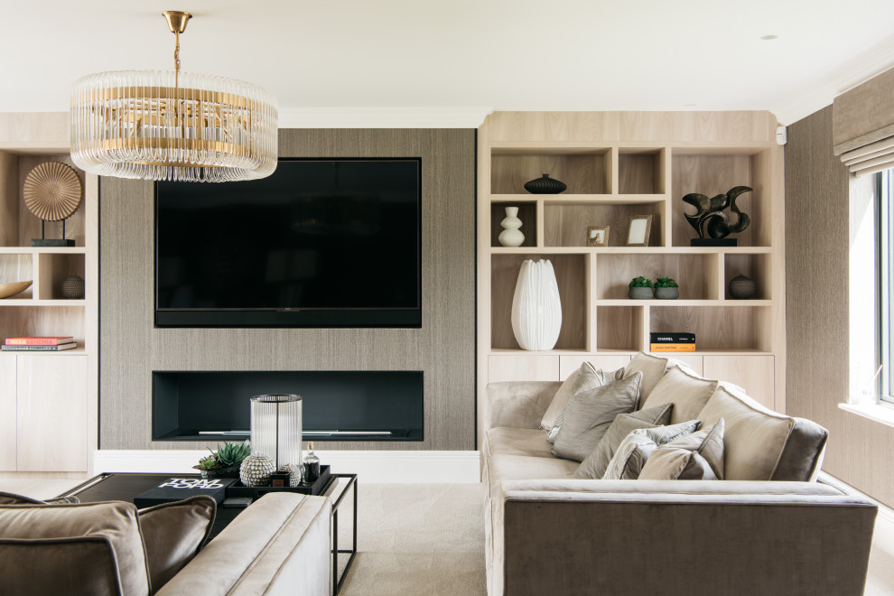 Réalisation d'un salon minimaliste de taille moyenne avec un mur gris, un téléviseur encastré et du papier peint.