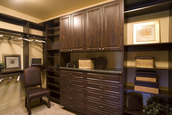 Design ideas for a traditional home office in Phoenix.