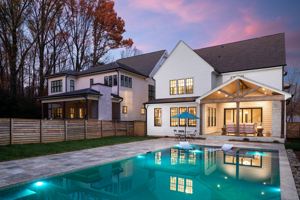 Diseño de piscinas y jacuzzis alargados minimalistas extra grandes rectangulares en patio trasero con entablado