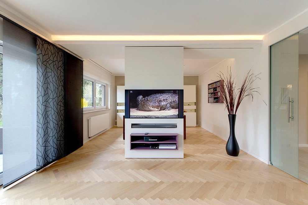 Modernes Wohnzimmer mit freistehendem TV in Leipzig