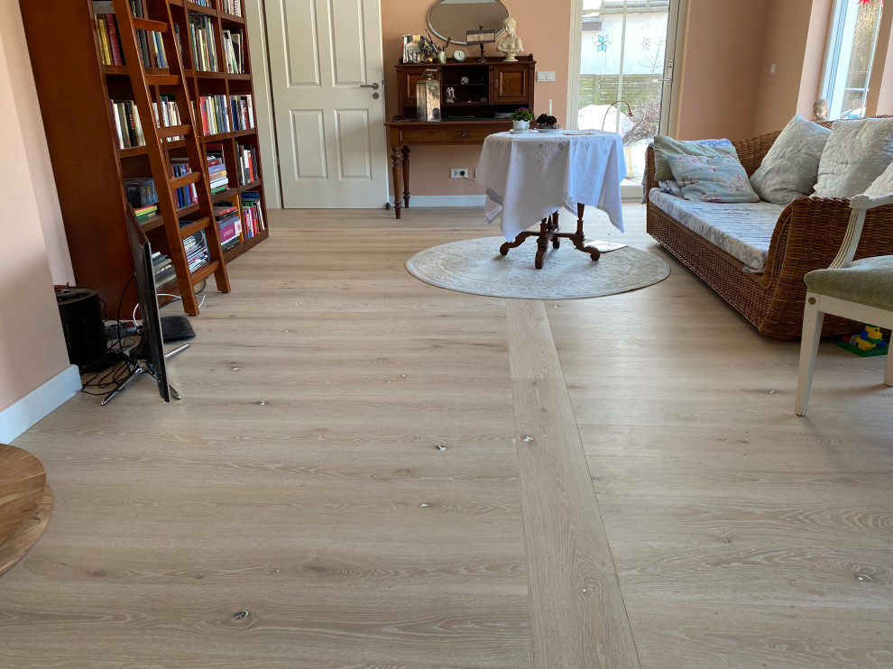 Foto de dormitorio escandinavo con suelo de madera clara y suelo blanco