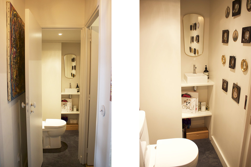 Cette image montre un WC et toilettes design avec WC à poser, un mur beige et un lavabo posé.