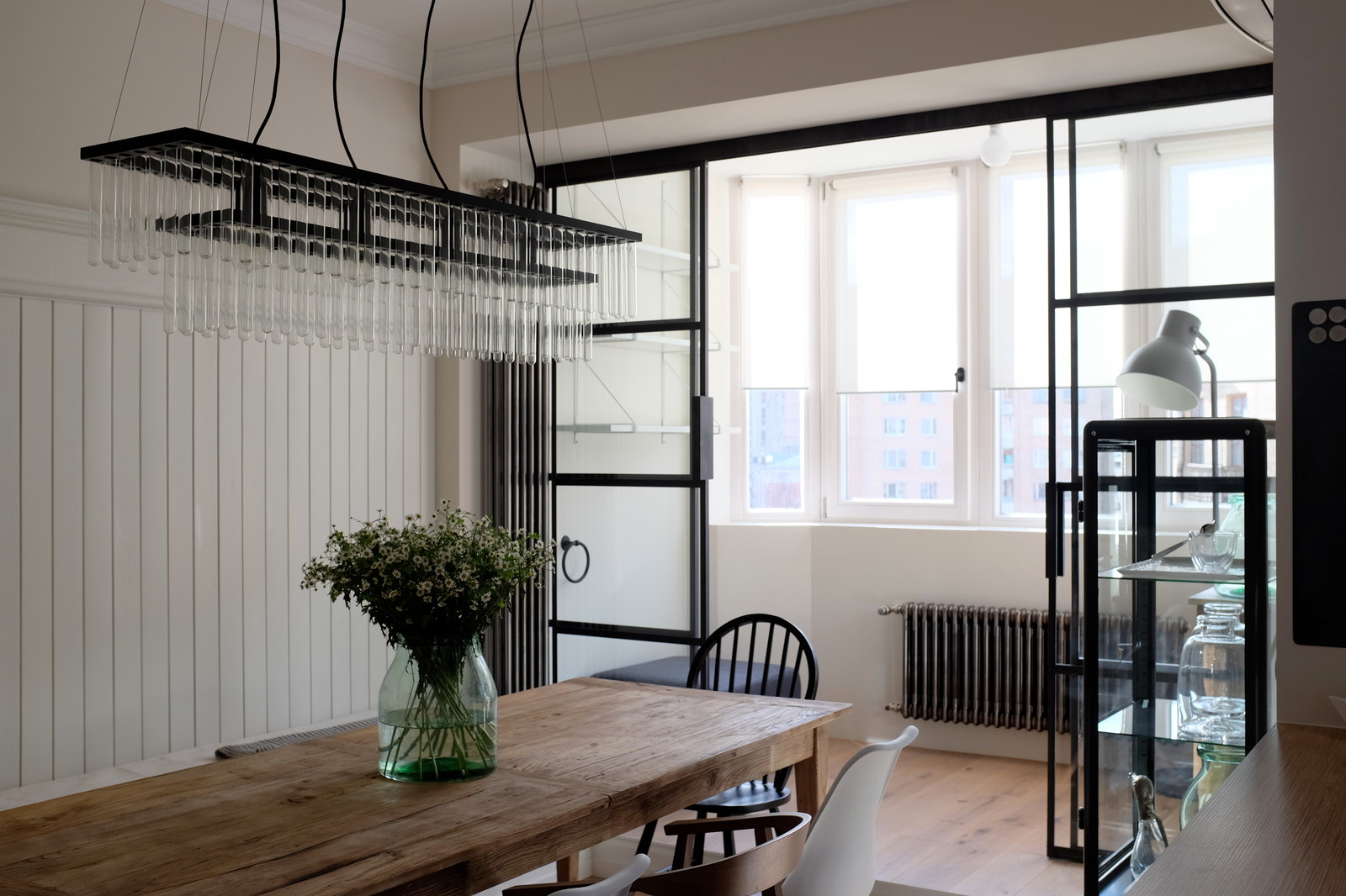 Перегородки из чёрного металла и стекла