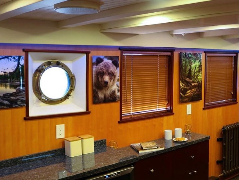 Foto di una sala da pranzo boho chic chiusa e di medie dimensioni con pareti marroni e moquette