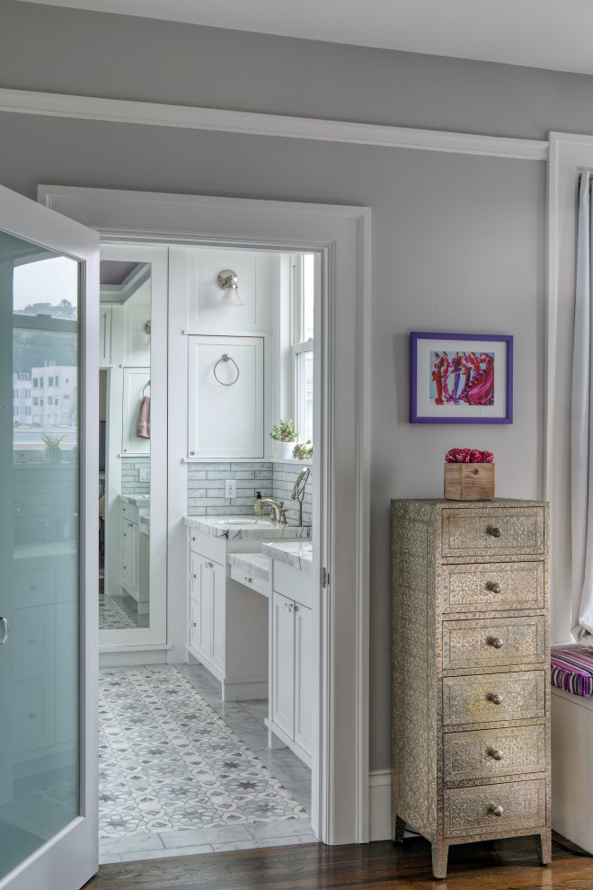 Пример оригинального дизайна: главная ванная комната среднего размера в классическом стиле с фасадами в стиле шейкер, белыми фасадами, душем в нише, инсталляцией, белой плиткой, каменной плиткой, белыми стенами, мраморным полом, врезной раковиной, мраморной столешницей, фиолетовым полом, душем с распашными дверями, белой столешницей, тумбой под две раковины, встроенной тумбой, кессонным потолком и панелями на части стены