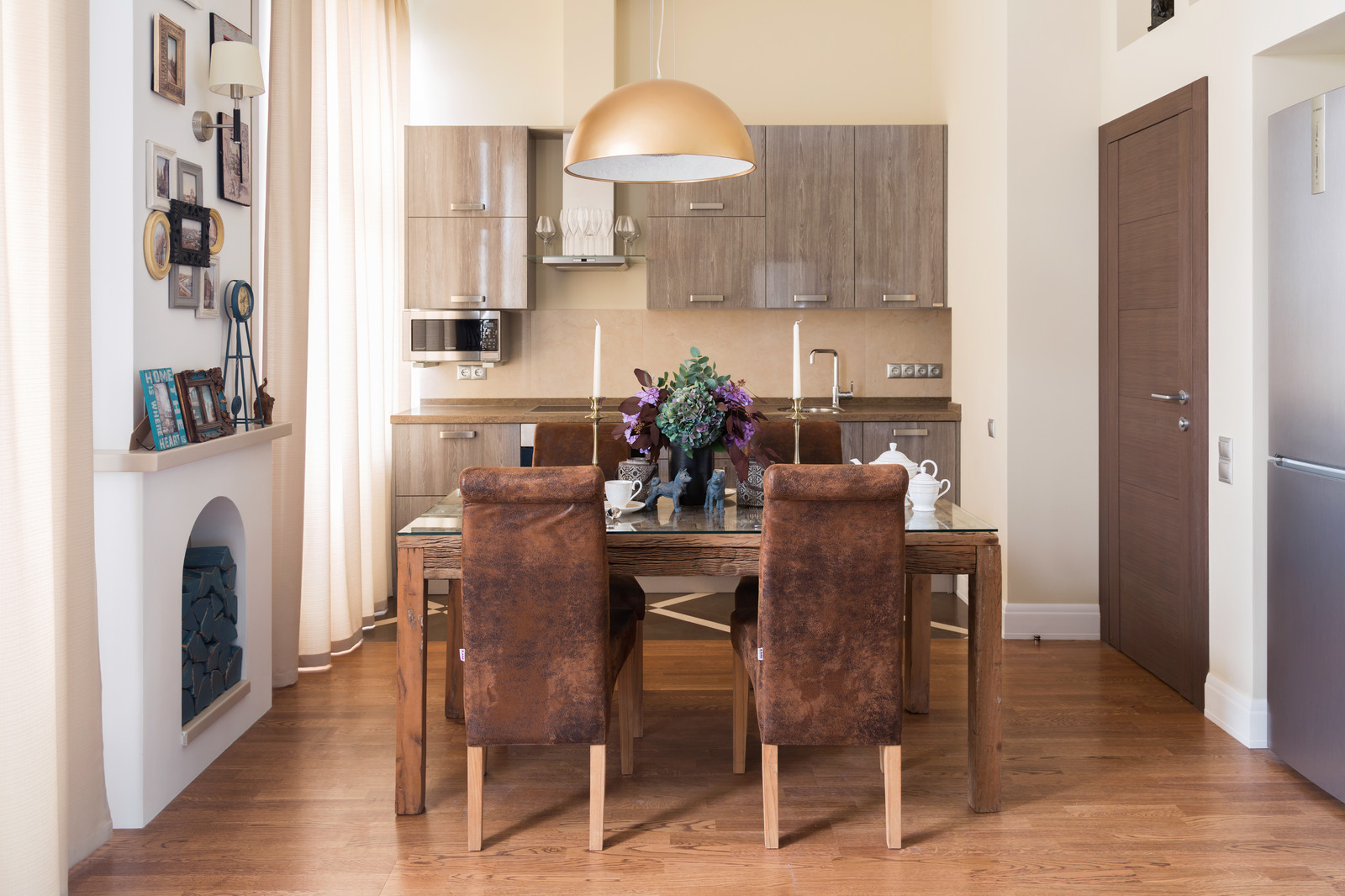 Гостиная с декоративным камином