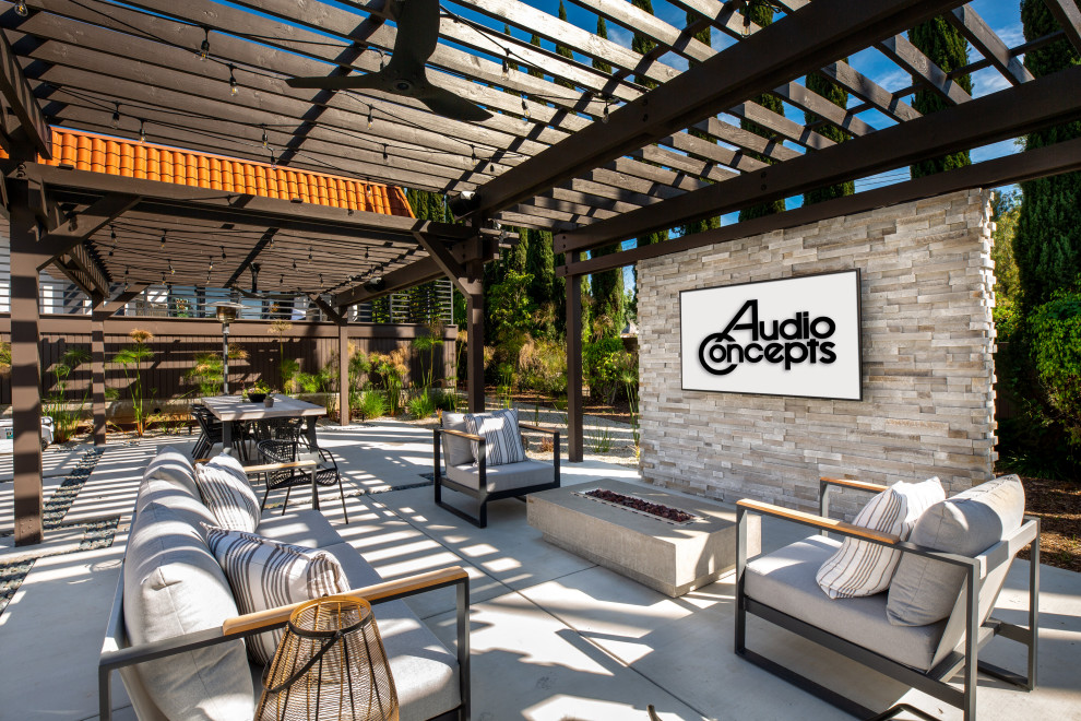 Inspiration for a transitional patio remodel in Los Angeles