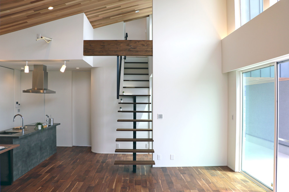 他の地域にあるモダンスタイルのおしゃれな階段 (金属の手すり) の写真