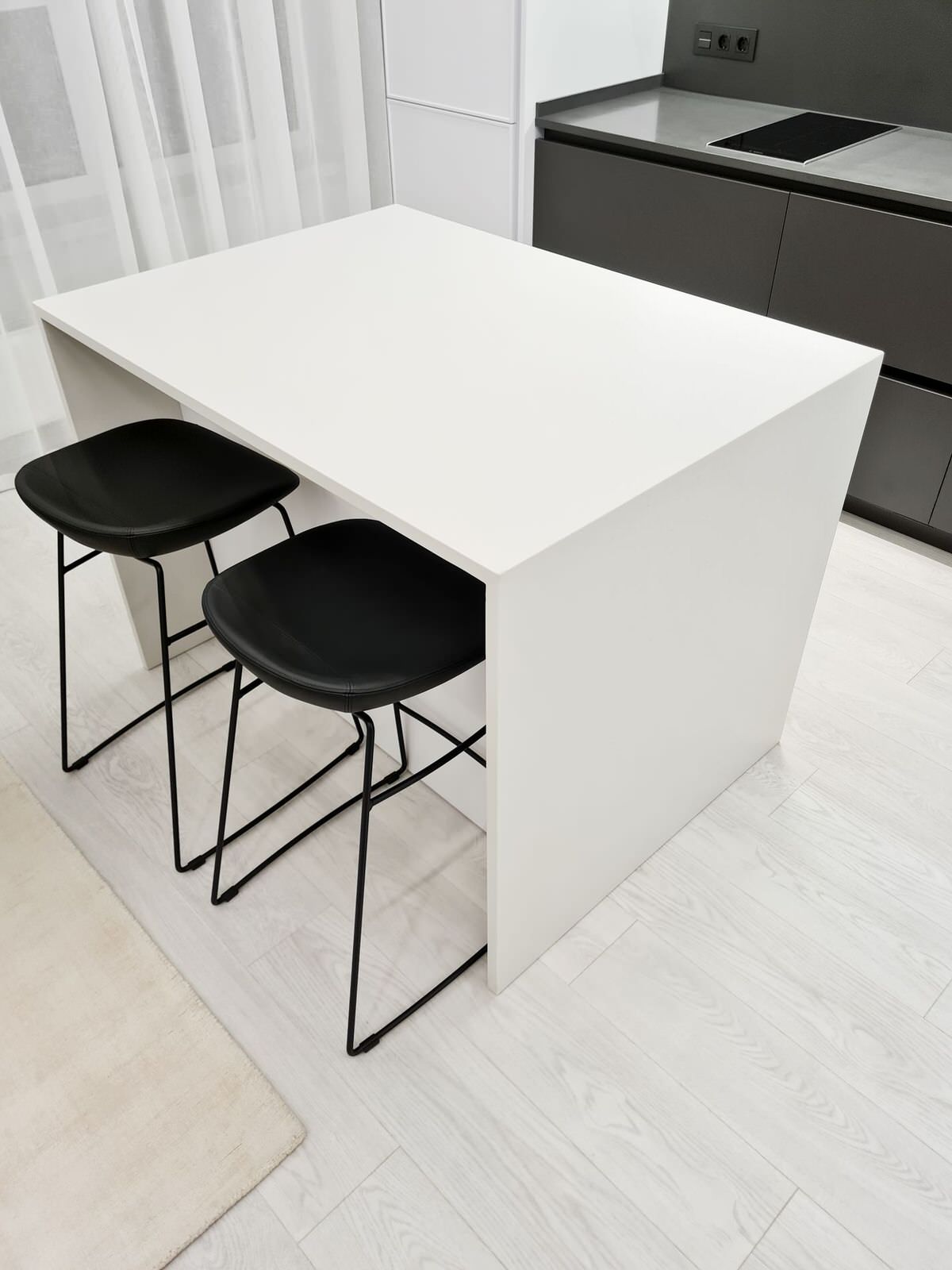 Белый минимализм - остров и стулья Calligaris