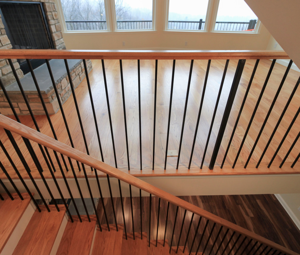 Schwebende, Große Klassische Holztreppe mit Holz-Setzstufen, Mix-Geländer und Holzdielenwänden in Washington, D.C.