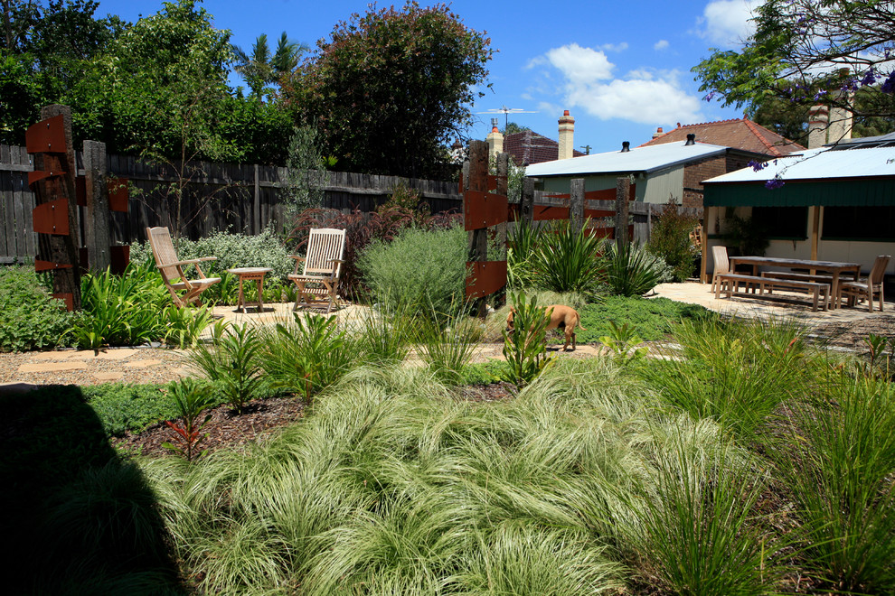 Photo of an australian native country backyard full sun xeriscape in Sydney with gravel.