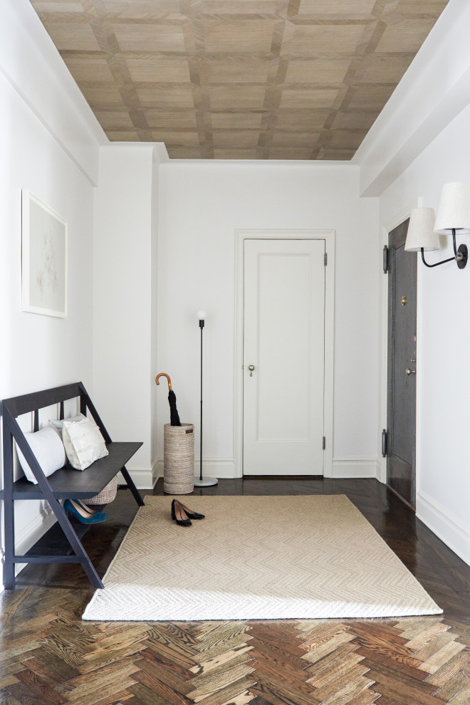 Klassischer Eingang mit weißer Wandfarbe, Haustür aus Metall, braunem Boden und Tapetendecke in New York