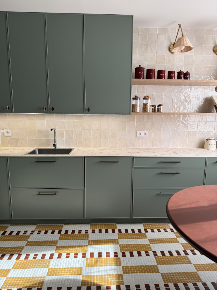 Modelo de cocina alargada mediterránea de tamaño medio con salpicadero beige y suelo multicolor