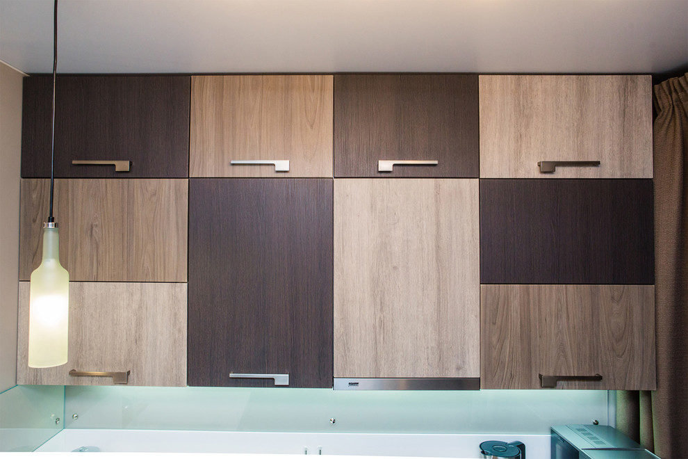 Эмма с барной стойкой