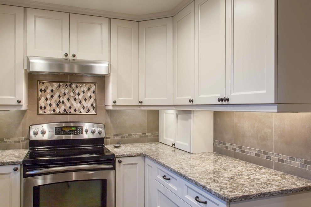 Eat-in kitchen - mid-sized transitional u-shaped porcelain tile eat-in kitchen idea in Seattle with an undermount sink, recessed-panel cabinets, white cabinets, quartz countertops, brown backsplash, ceramic backsplash, stainless steel appliances and no island