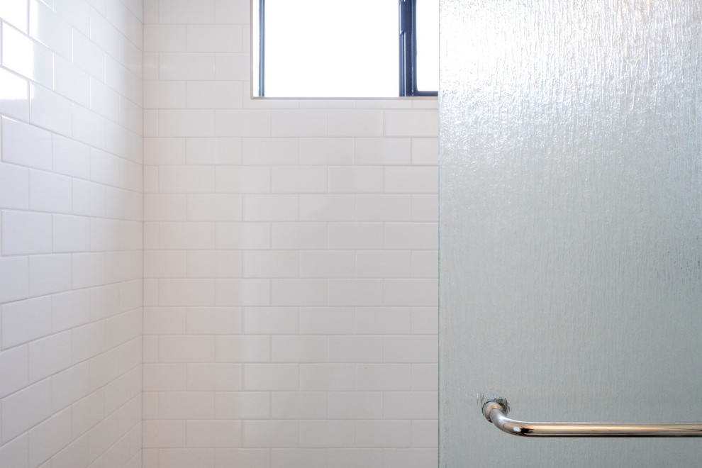 Foto på ett litet funkis flerfärgad badrum med dusch, med skåp i shakerstil, vita skåp, en kantlös dusch, en toalettstol med separat cisternkåpa, vit kakel, tunnelbanekakel, gröna väggar, mellanmörkt trägolv, ett undermonterad handfat, bänkskiva i kvarts, brunt golv och dusch med skjutdörr