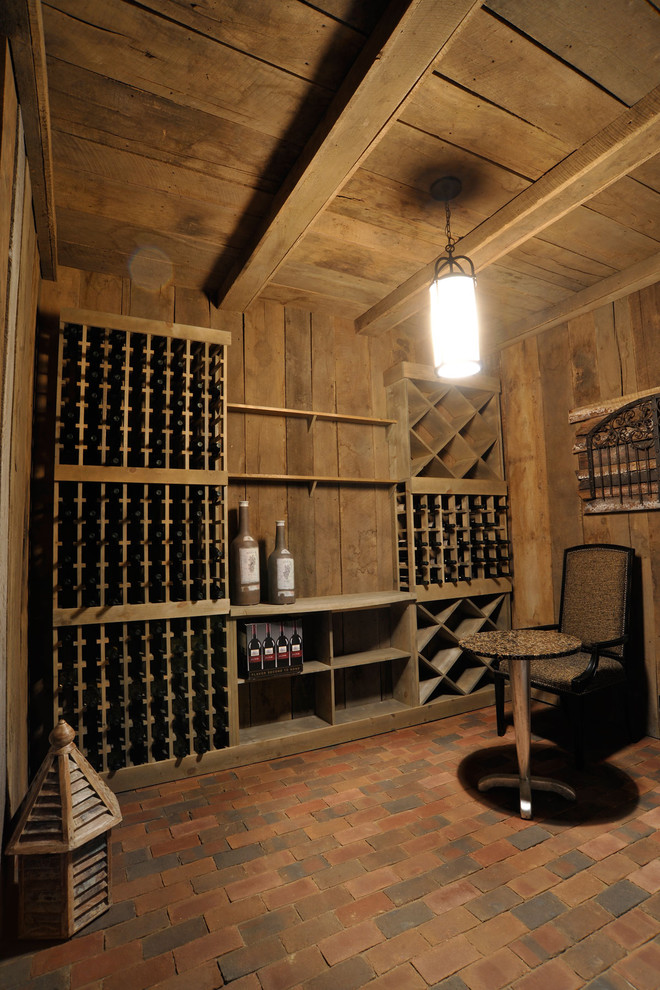 Inspiration för en rustik vinkällare, med tegelgolv, vinställ med diagonal vinförvaring och rött golv