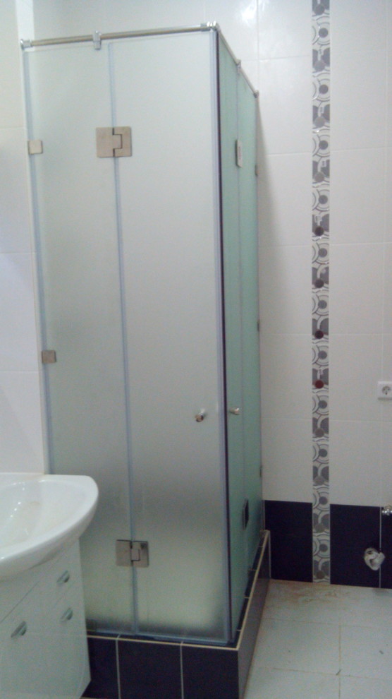 Душевое ограждение с дверцами матовое стекло