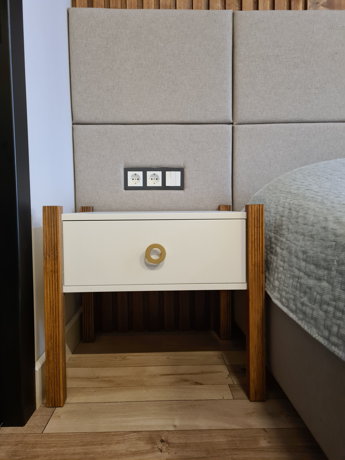 Прикроватные тумбы