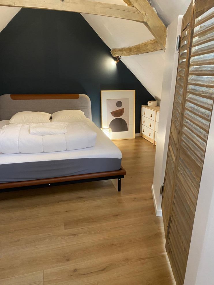Bild på ett litet minimalistiskt gästrum, med blå väggar och ljust trägolv