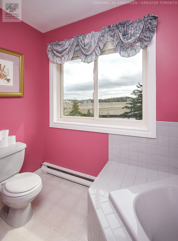 На фото: главная ванная комната среднего размера с гидромассажной ванной, душем над ванной, раздельным унитазом, серой плиткой, керамической плиткой, розовыми стенами, полом из линолеума, белым полом, открытым душем, тумбой под две раковины, встроенной тумбой и сводчатым потолком