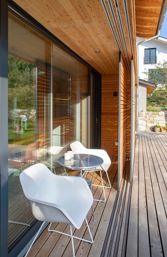 This is an example of a contemporary deck in Munich.
