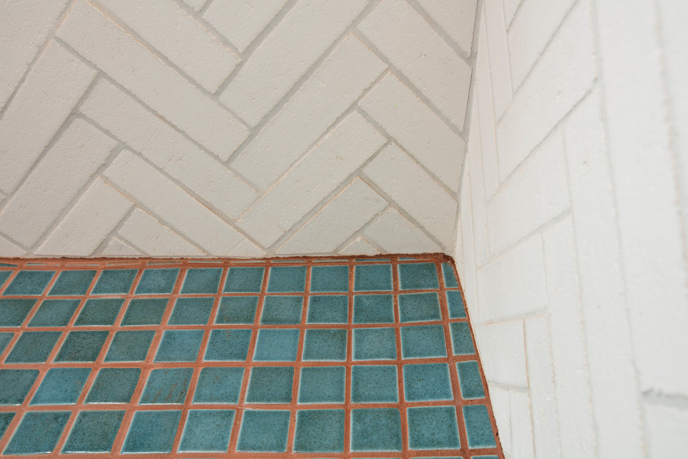 Example of a transitional home design design in Albuquerque