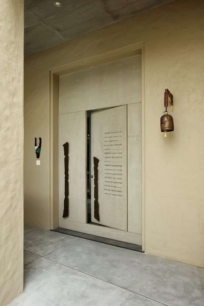 This is an example of a contemporary entryway in Ahmedabad.