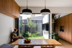 La transformación de una casa estrecha y oscura en Melbourne