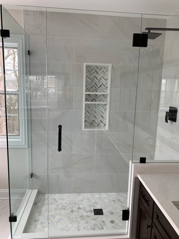 Свежая идея для дизайна: большая главная ванная комната в стиле неоклассика (современная классика) с встроенной тумбой - отличное фото интерьера