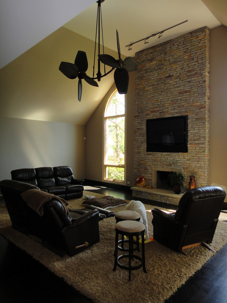 Photo of a transitional family room in Chicago.