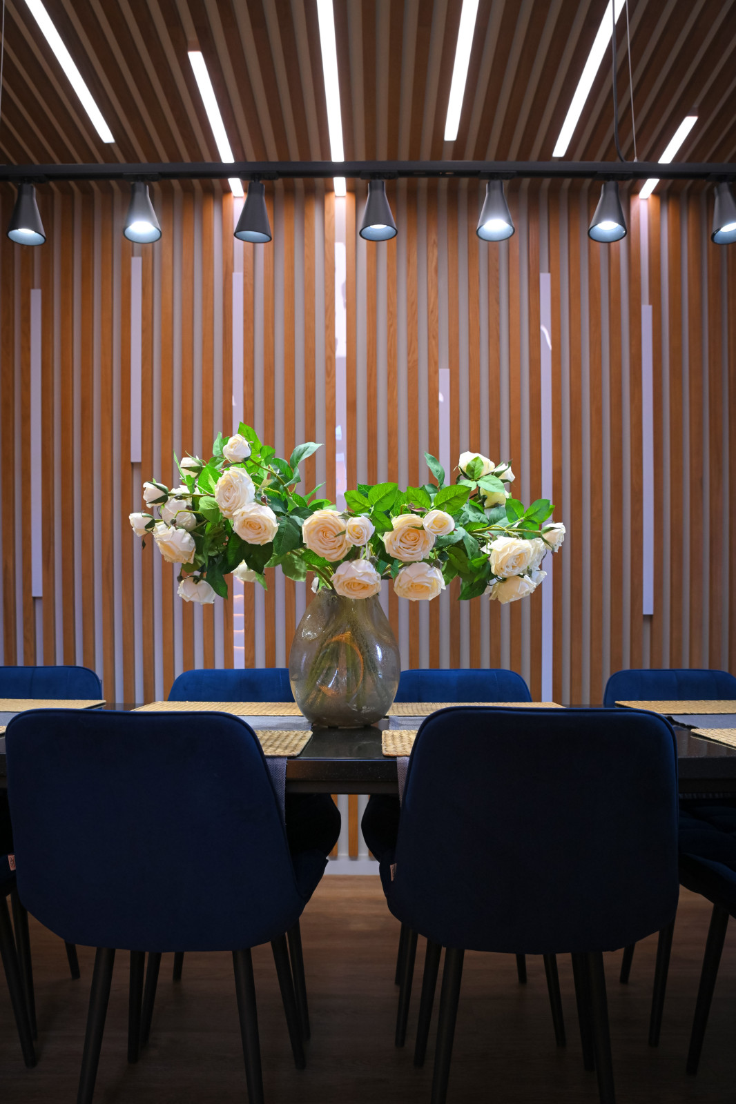 Коттедж в Чукреевке с природными фресками и рейками с подсветкой