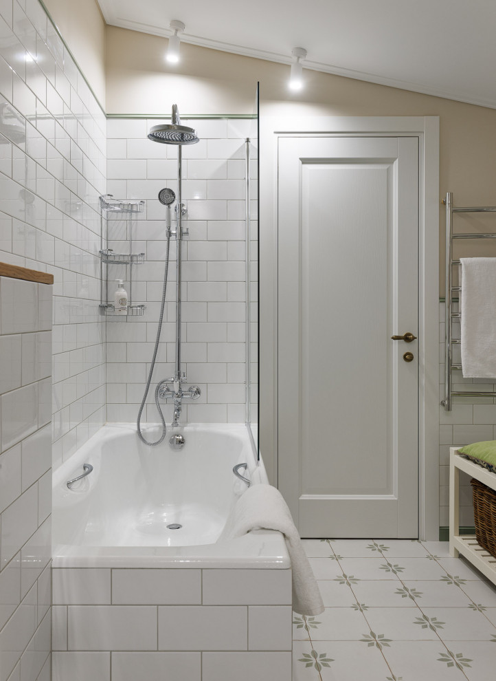 Комната молодой девушки под скатной крышей