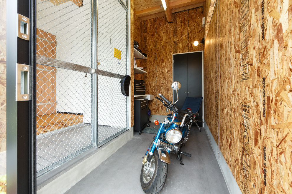 他の地域にあるインダストリアルスタイルのおしゃれなガレージの写真