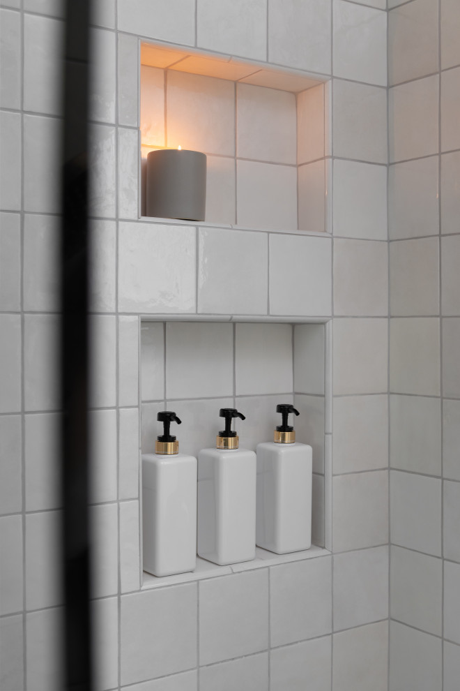 Пример оригинального дизайна: главная ванная комната среднего размера в стиле модернизм с фасадами в стиле шейкер, зелеными фасадами, душем в нише, унитазом-моноблоком, белой плиткой, керамической плиткой, белыми стенами, мраморным полом, врезной раковиной, столешницей из кварцита, серым полом, душем с распашными дверями, серой столешницей, нишей, тумбой под две раковины и встроенной тумбой