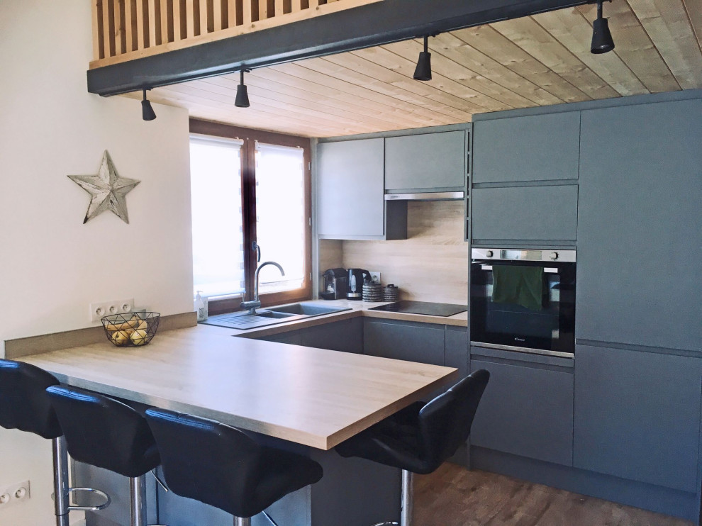 Cuisine américaine?[Inspiration pour cuisine américaine in U With un évier 2 bacs, un placard à porte affleurante, des portes de placard grises, un plan de travail en stratifié, une crédence marron, une crédence en bois, sol en stratifié, aucun îlot, un sol marron, un plan de travail marron, un plafond en bois and fenêtre au-dessus de l'évier.]:[Inspiration pour cuisines américaines in U With un évier 2 bacs, un placard à porte affleurante, des portes de placard grises, un plan de travail en stratifié, une crédence marron, une crédence en bois, sol en stratifié, aucun îlot, un sol marron, un plan de travail marron, un plafond en bois and fenêtre au-dessus de l'évier.]