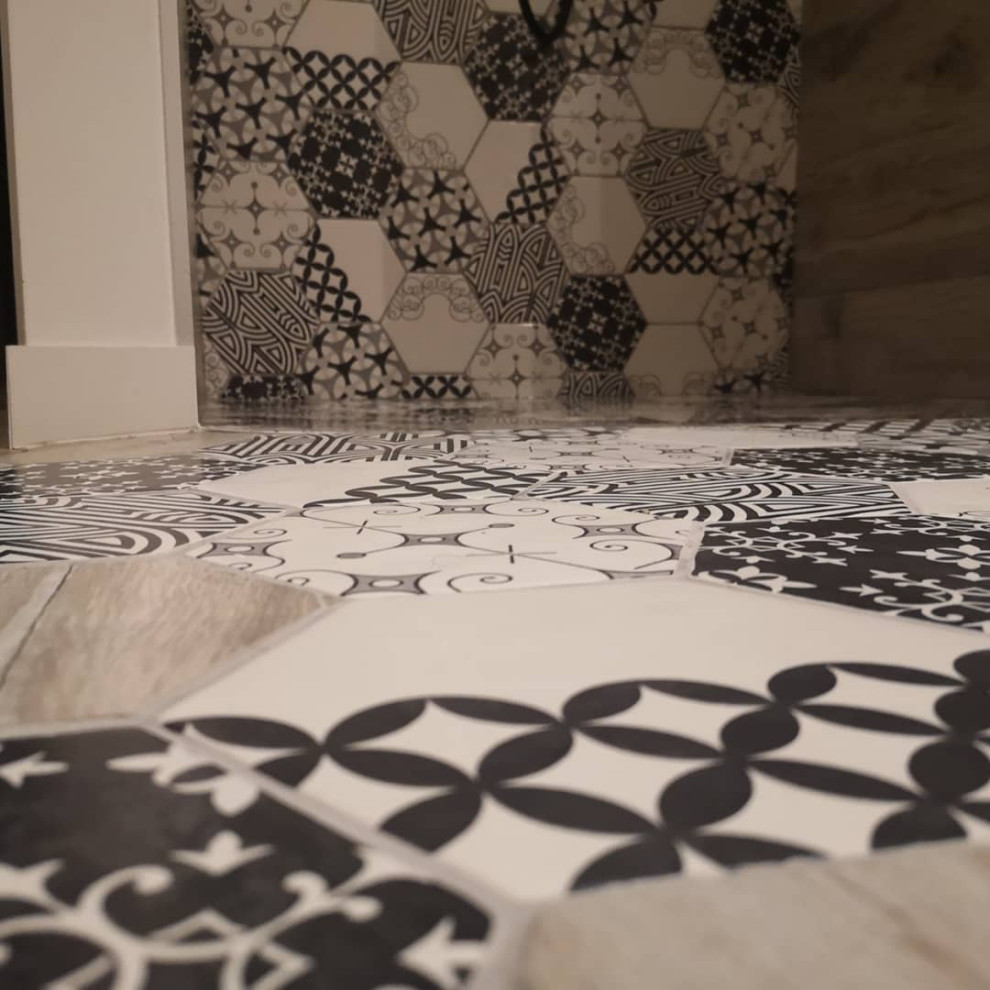 Idéer för ett mellanstort 50 tals badrum, med en öppen dusch, svart och vit kakel och brunt golv