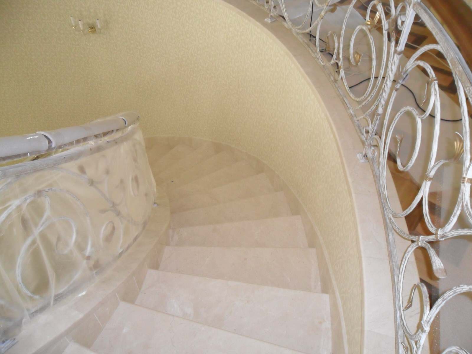 Лестница,подоконники, столешница из испанского мрамора Крема марфил.