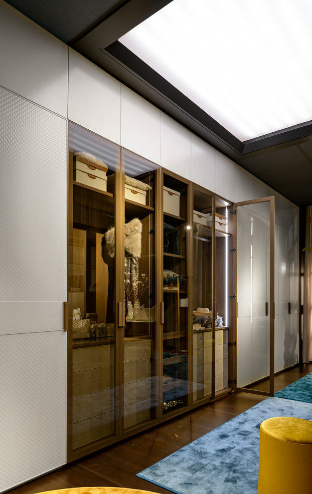 На фото: встроенный шкаф среднего размера, унисекс в стиле модернизм с плоскими фасадами, светлыми деревянными фасадами, темным паркетным полом, коричневым полом и деревянным потолком с