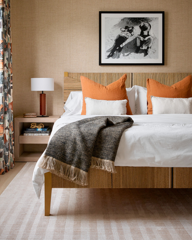 Idee per una camera degli ospiti design di medie dimensioni con pareti arancioni, parquet chiaro e pavimento beige
