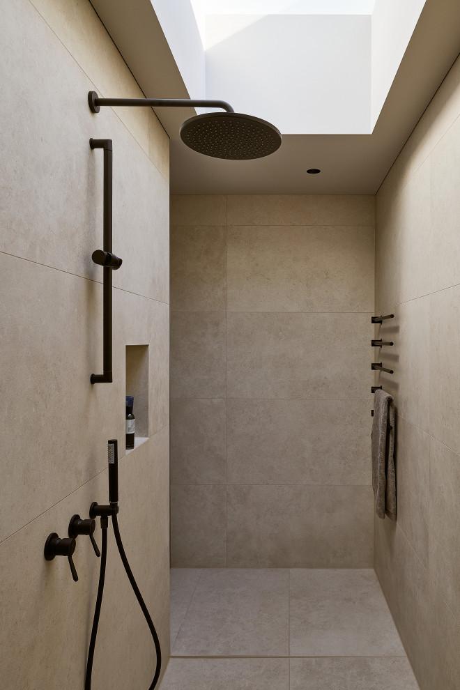 This is an example of a modern bathroom in Munich.