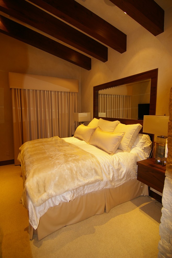 Kleines Modernes Hauptschlafzimmer mit beiger Wandfarbe, Teppichboden und Kamin in Denver