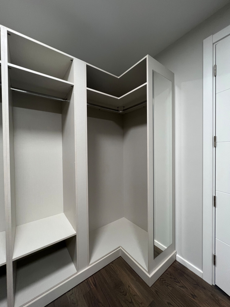 Photo of a mid-sized transitional storage and wardrobe in DC Metro.