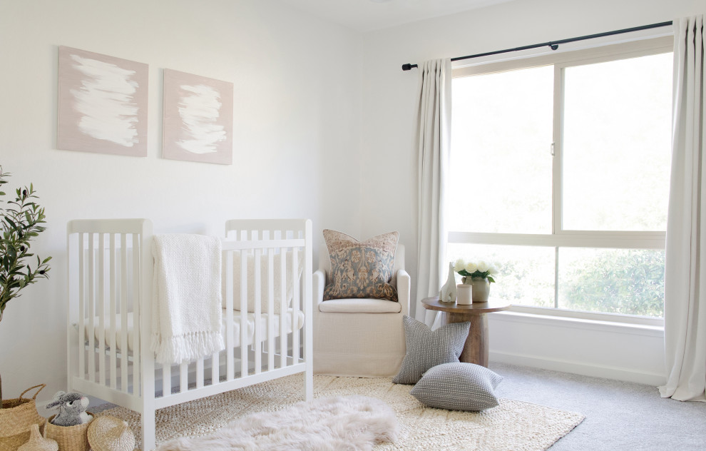 Imagen de habitación de bebé clásica renovada con paredes blancas, moqueta y suelo gris