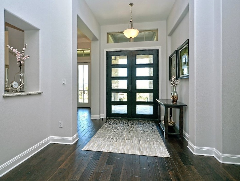 Example of a transitional entryway design in Dallas