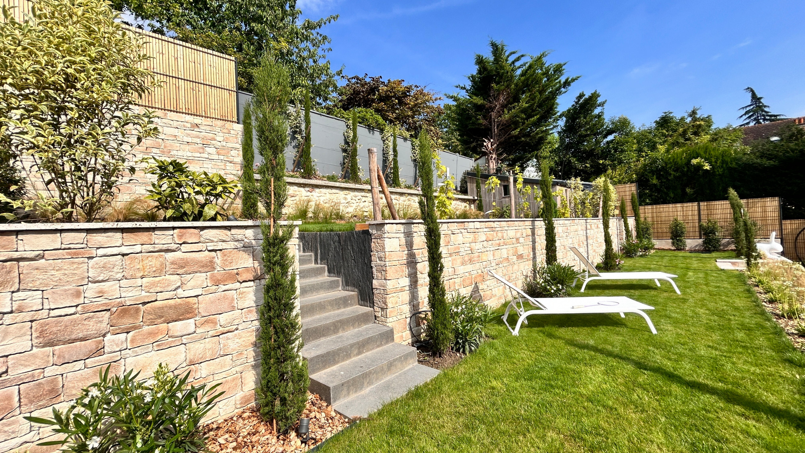 Un jardin en pente d'ambiance méditerranéenne