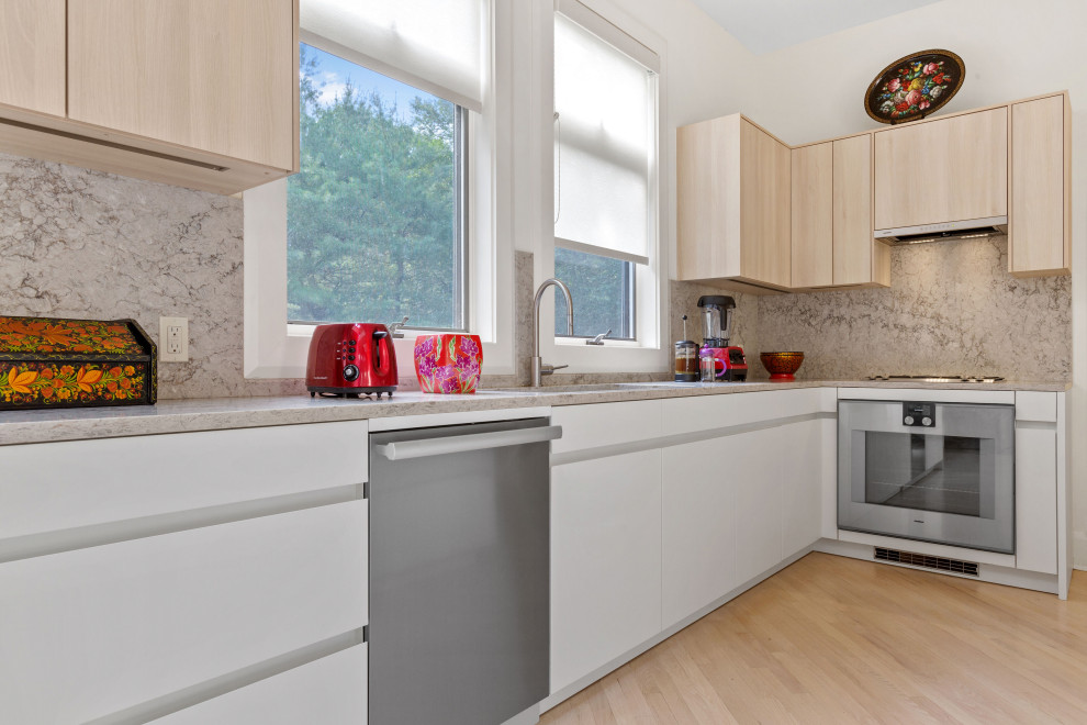 Ejemplo de cocina minimalista grande con armarios con paneles lisos, puertas de armario blancas, encimera de mármol y una isla
